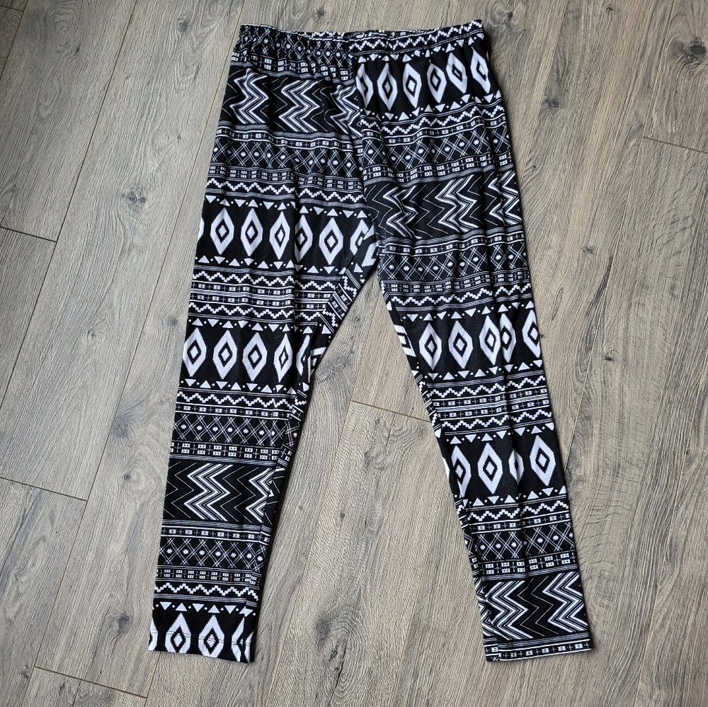 No Boundaries Aztec Print Black & White Leggings {Extra Large} - Picture 2 of 4